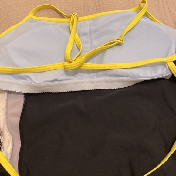 Nike one pices swimwear. Size 8 - Picture 9 of 11